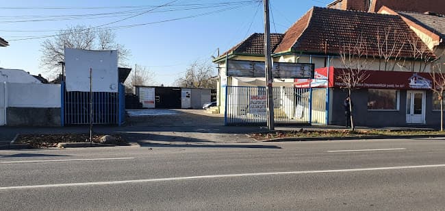 Intrarea în curtea firmei Alfatim Star, cu poarta deschisă
