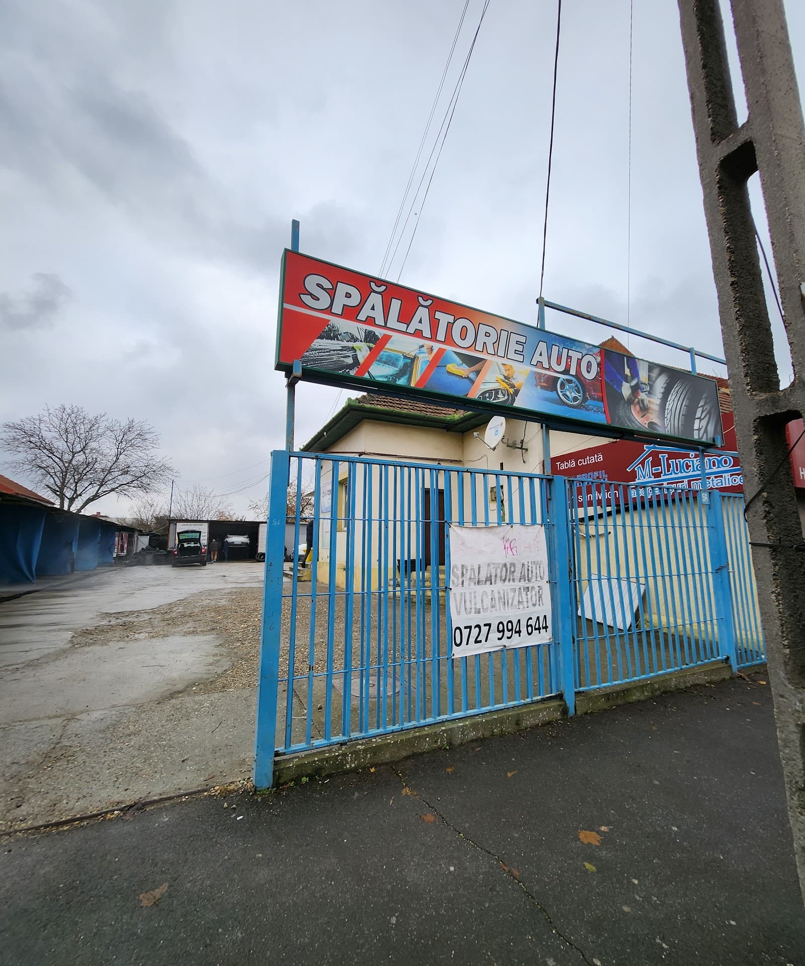 Panou exterior cu serviciile de spălătorie și vulcanizare