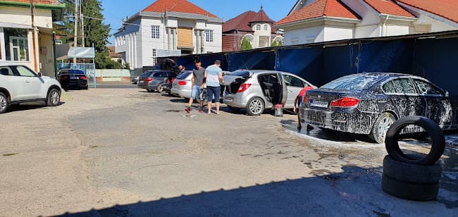 Boxă de spălare self-service cu mașină acoperită de spumă