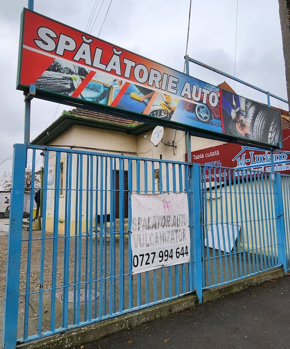 Intrarea în curtea spălătoriei cu banner de servicii