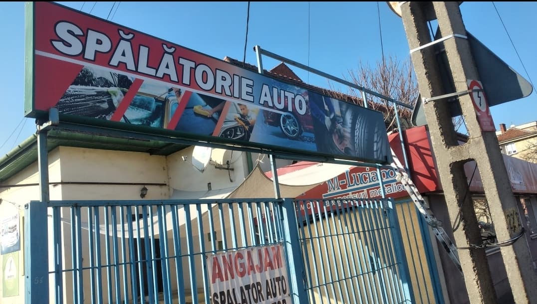 Panou exterior cu serviciile de spălătorie auto