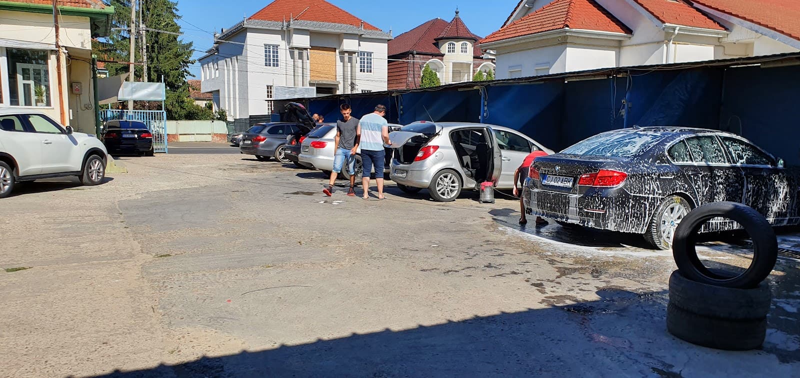 Spălătorie auto cu mai multe mașini în curs de spălare
