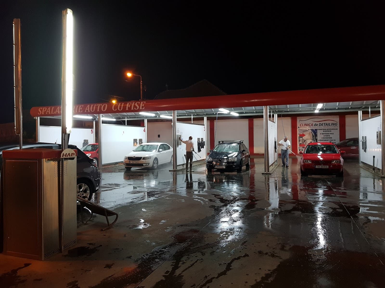 Spălătorie auto nocturnă cu clienți la treabă