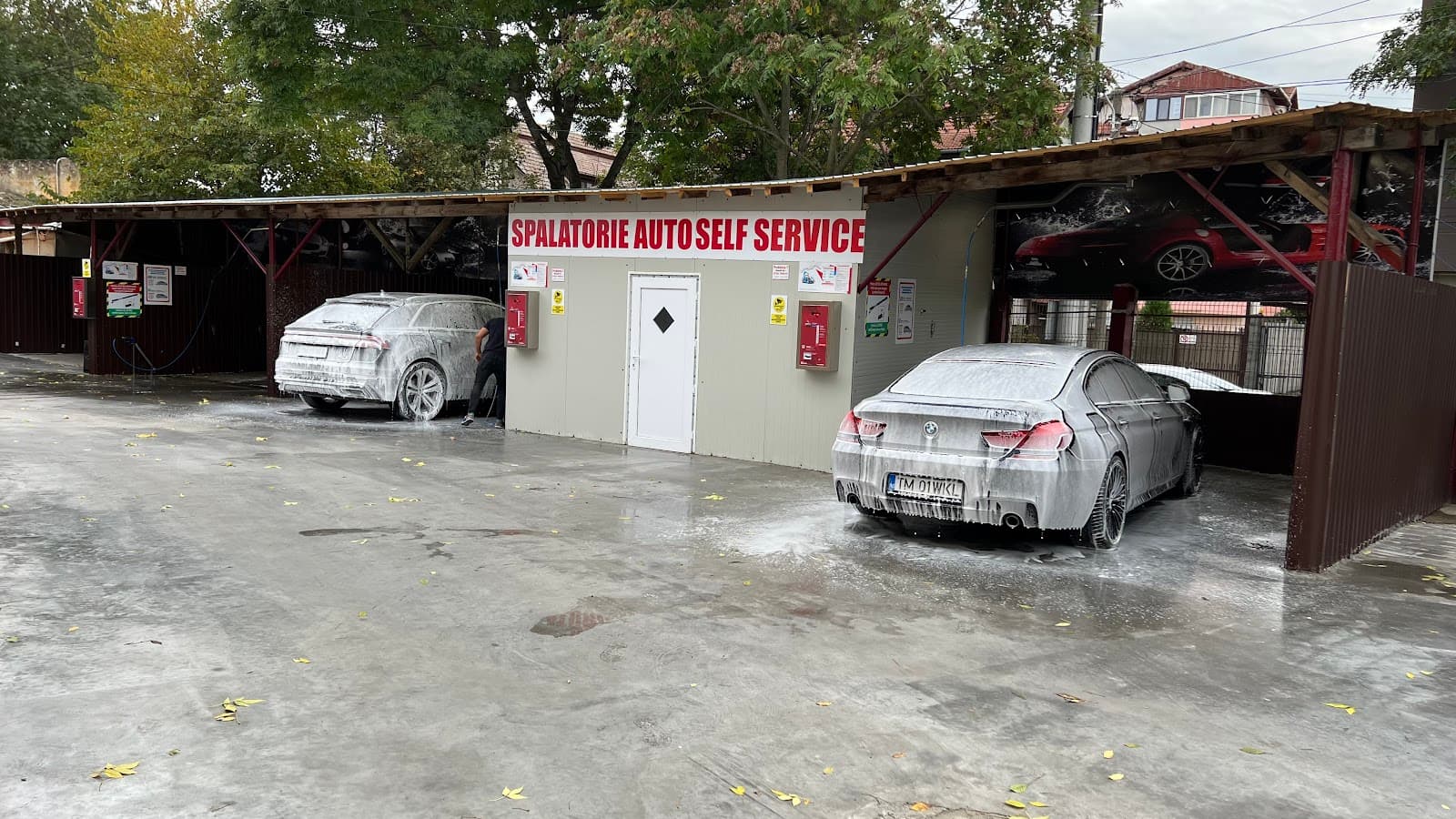 Mașini acoperite de spumă în boxele spălătoriei self-service Alfatim Star